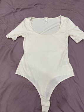 H&M White Scoop Neck Short Sleeve Bodysuit